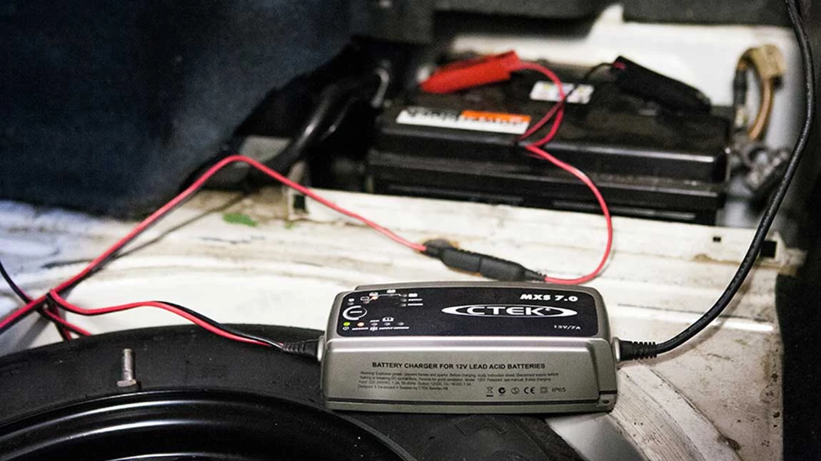 Die Autobatterie im Motorraum.