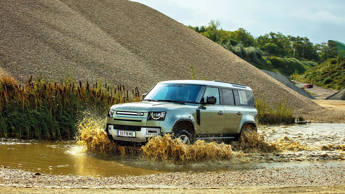 Land Rover Defender 110 P400e SE: Macht euch die Pfütze untertan