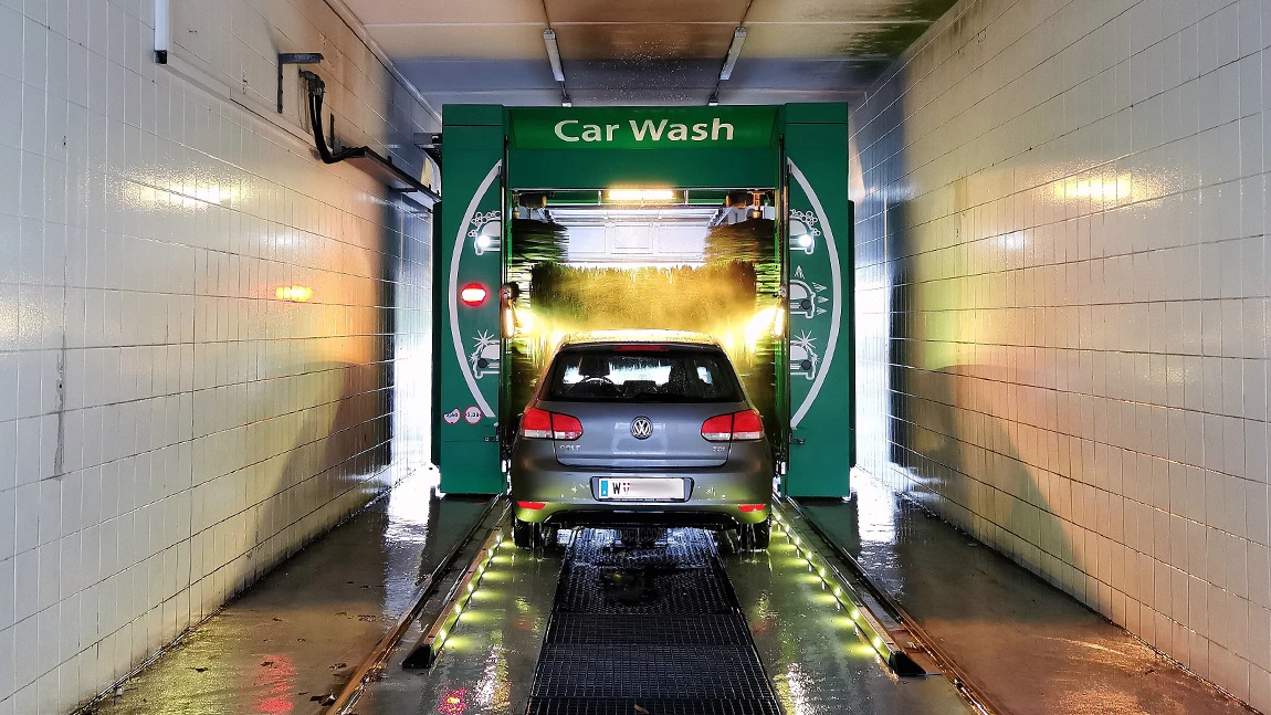 Auto in einer Waschanlage (Waschbox).