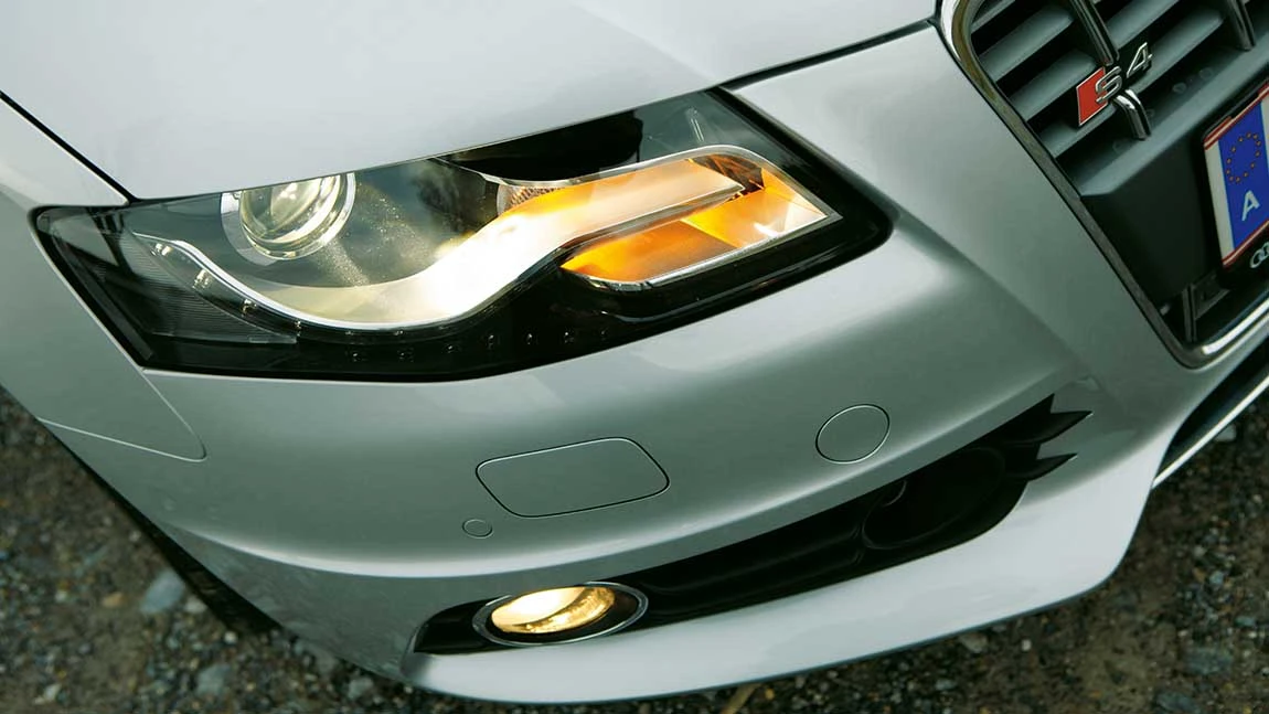 Das Abblendlicht eines Audi S4.