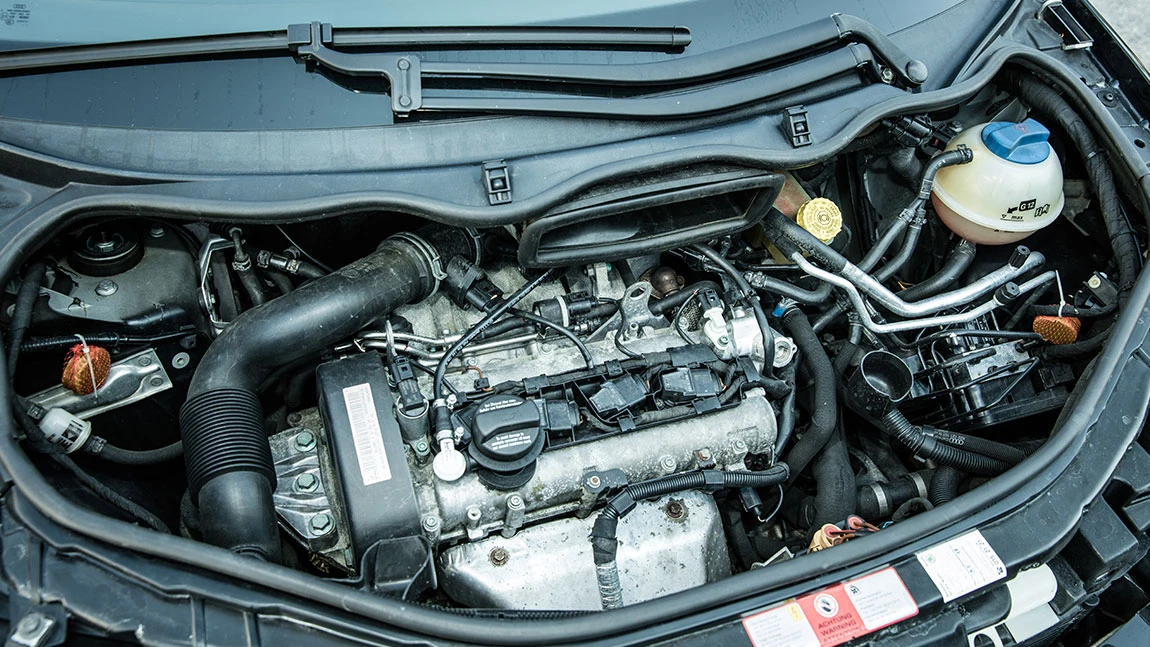 Der Motorraum eines Autos, mit dem Behälter für die Kühlerflüssigkeit.