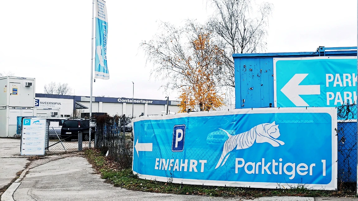 Parktiger Parkplätze beim Flughafen Wien