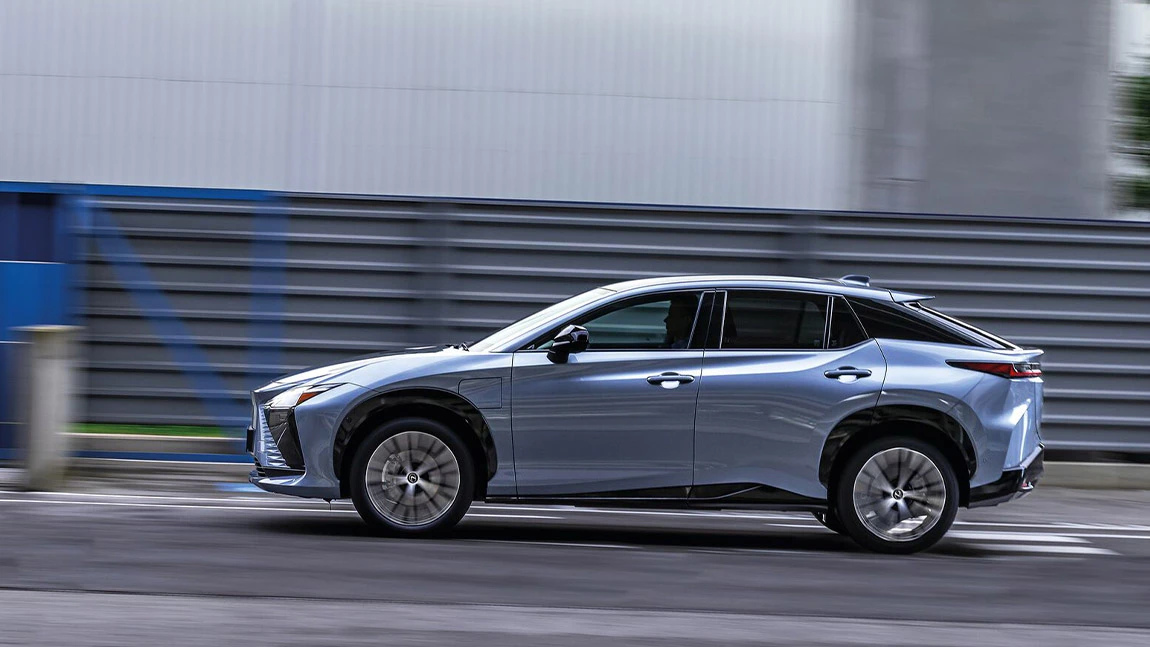 Lexus RZ 450e: Eleganz im Vogeltanz