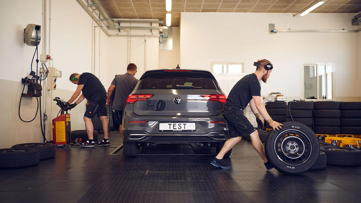 Techniker beim ÖAMTC-Sommerreifentest 2023.
