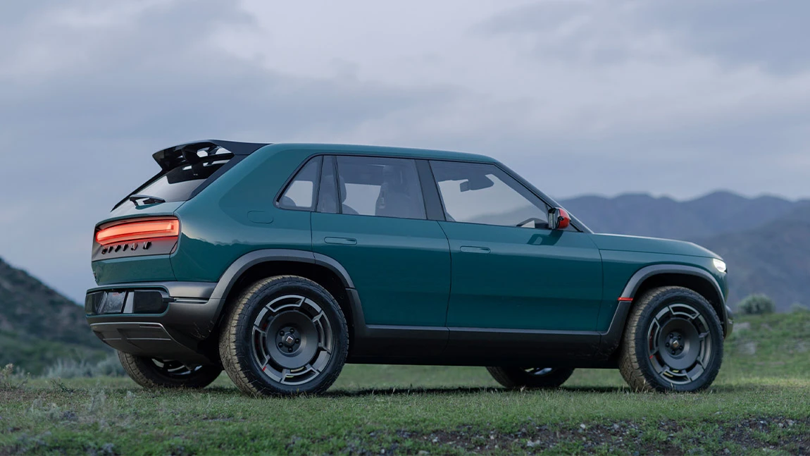 Rivian R3X channelt Rallye-Ikonen