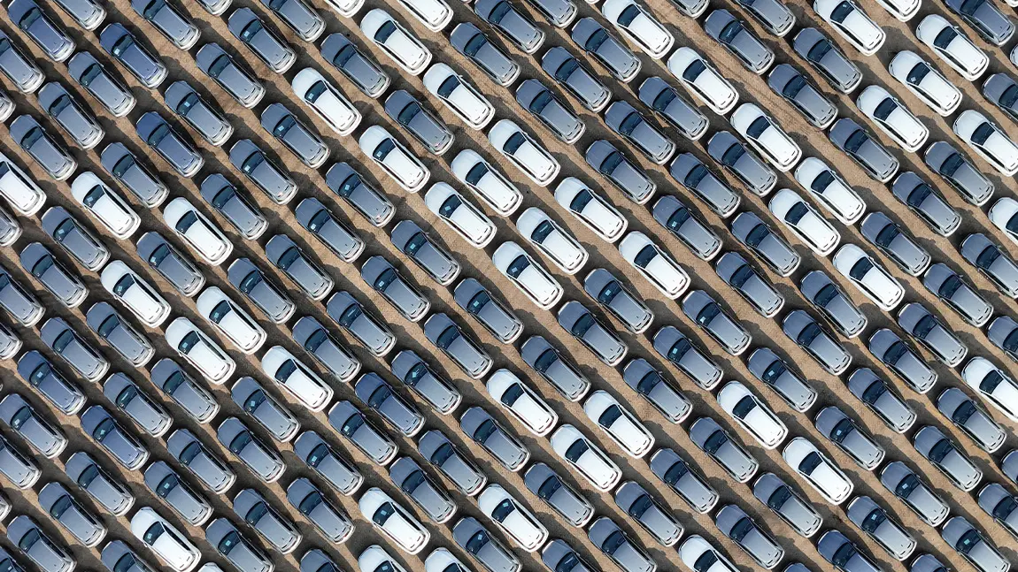 Unverkaufte Autos sammeln sich in Europas Häfen