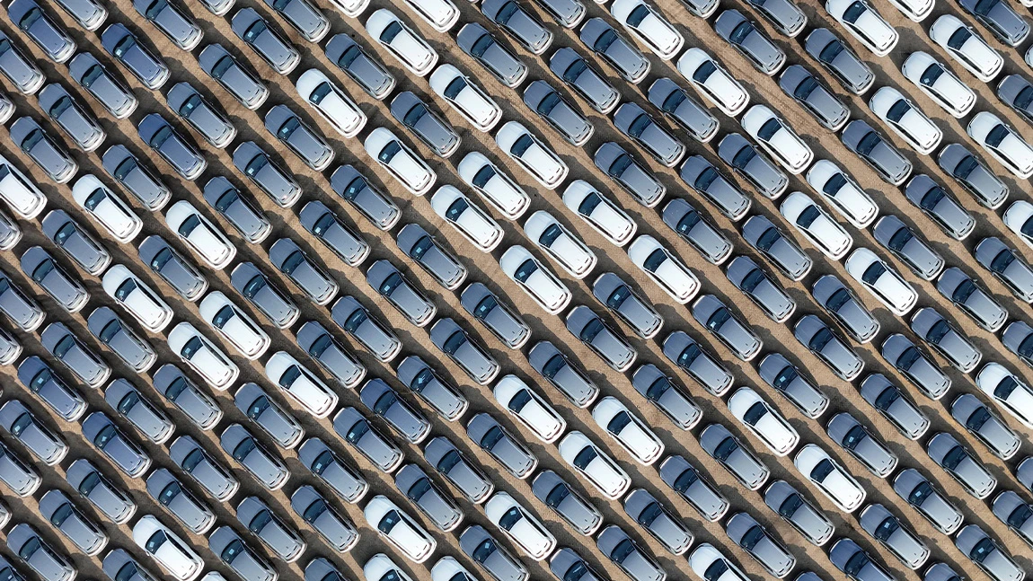 Unverkaufte Autos sammeln sich in Europas Häfen