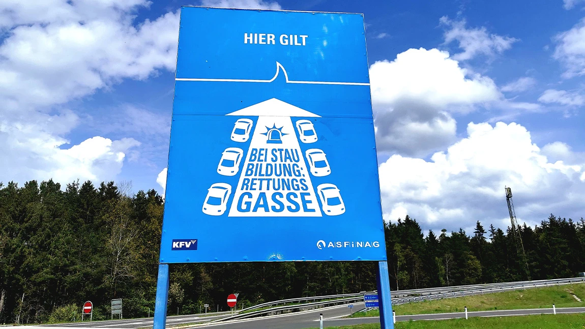 Wie funktioniert die Rettungsgasse in Österreich? [+Eselsbrücke]