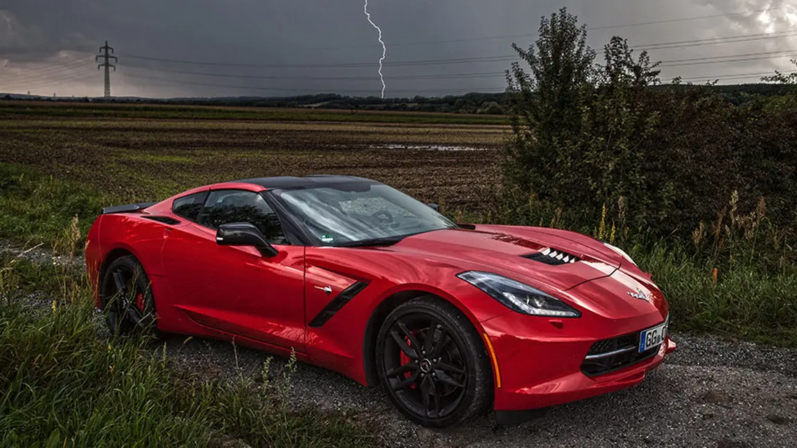 Ein Supercar während dem Gewitter mit Blitzeinschlag.