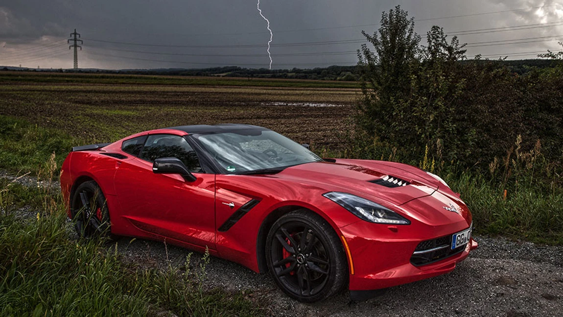 Ein Supercar während dem Gewitter mit Blitzeinschlag.