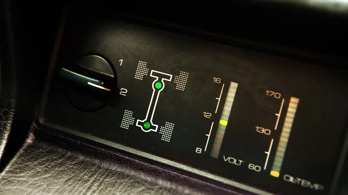 Die Anzeige des Allradantriebs in einem Audi quattro.
