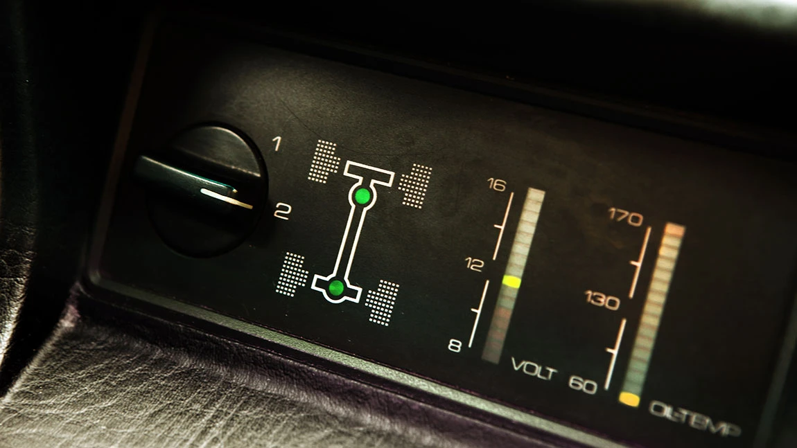 Die Anzeige des Allradantriebs in einem Audi quattro.