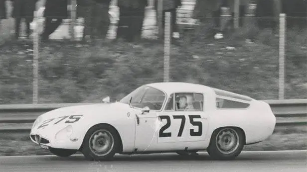 Ein Alfa Romeo Giulia TZ als Rennauto