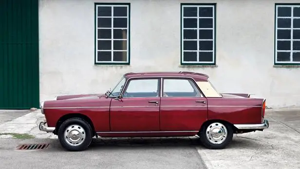 peugeot 404 rot seite