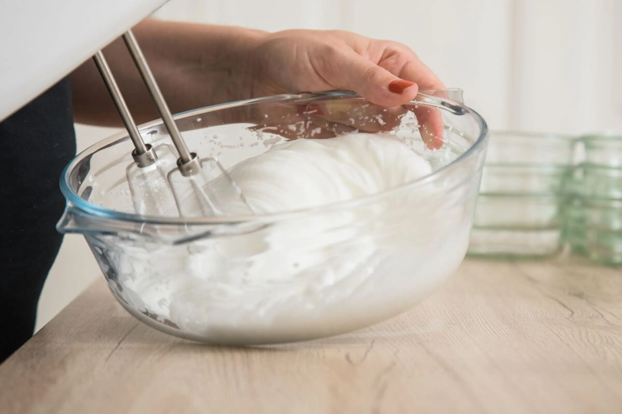 Die Abtropfflüssigkeit von Kichererbsen eignet sich gut für einen schneeweißen Zuckerguss