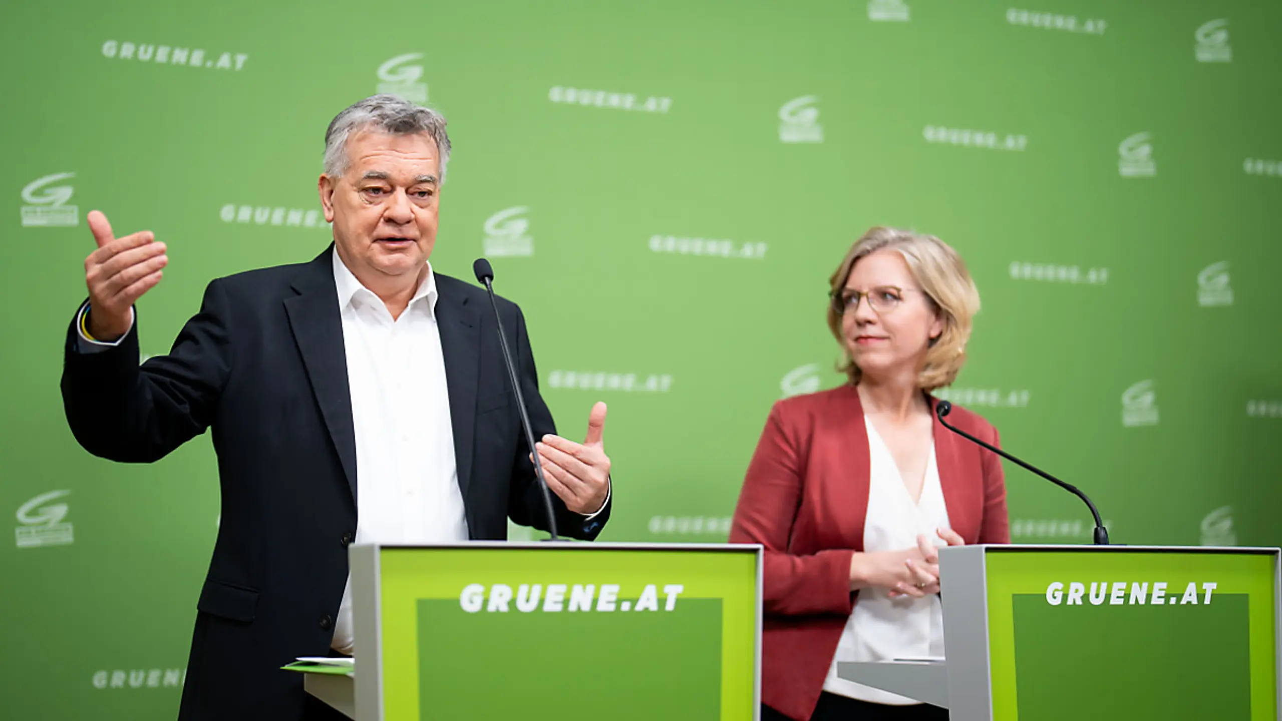 Parteichef Kogler und Ministerin Gewessler bei einer Pressekonferenz