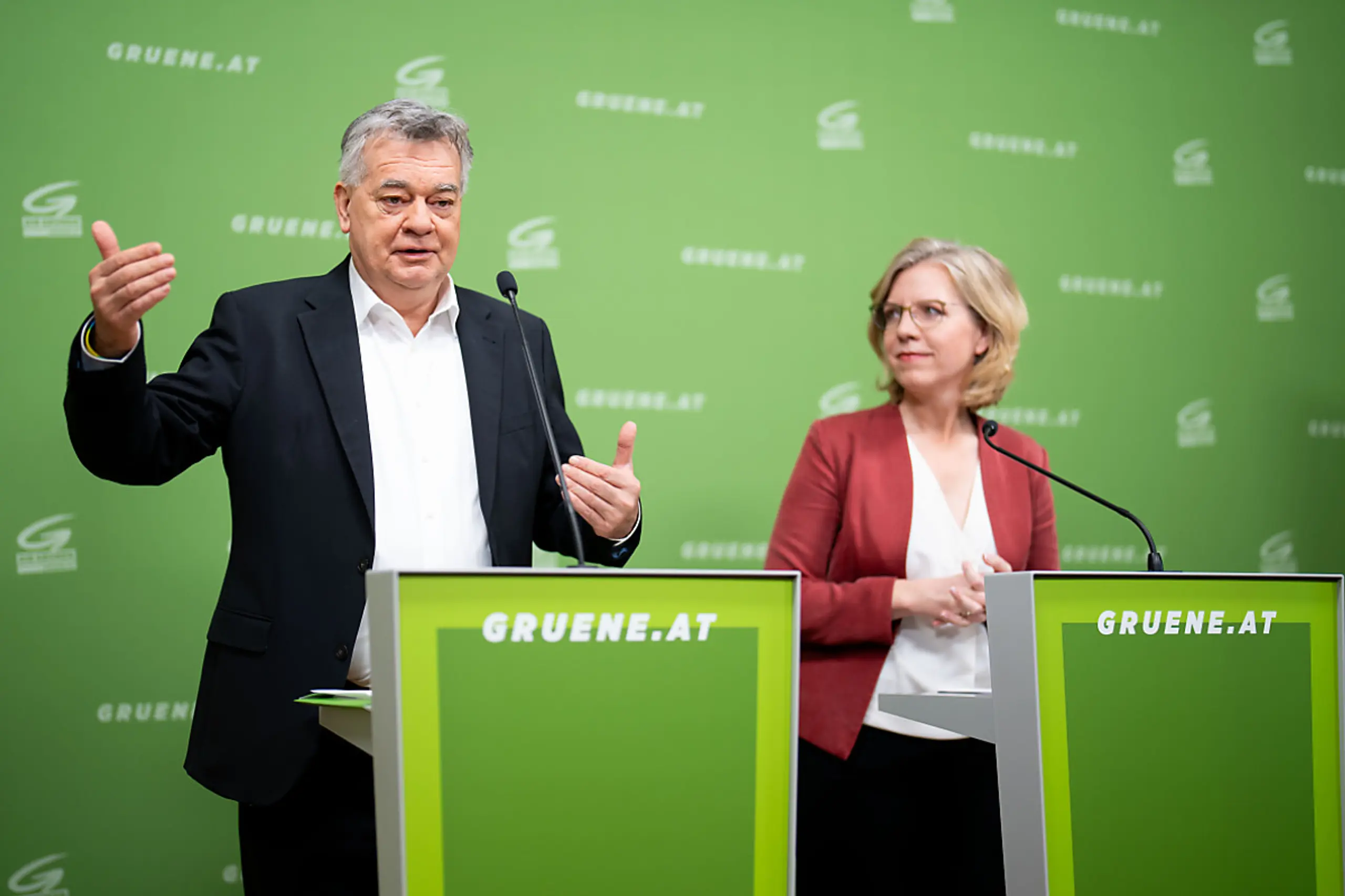 Parteichef Kogler und Ministerin Gewessler bei einer Pressekonferenz