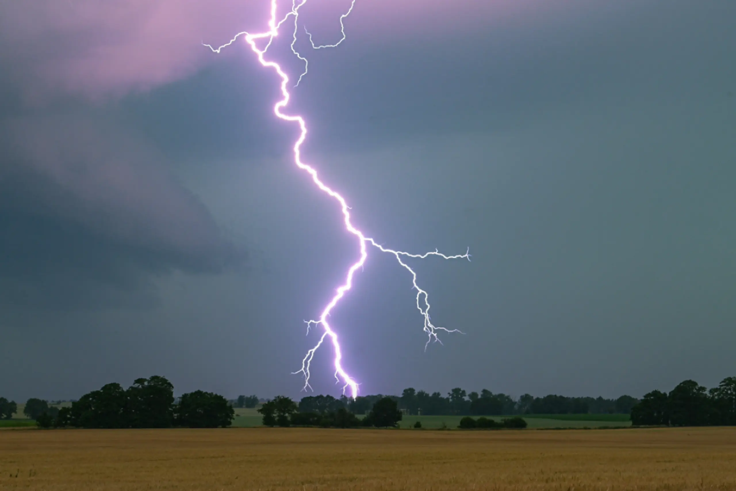 Blitzentladungen bei Gewittern können unter freiem Himmel sehr riskant werden