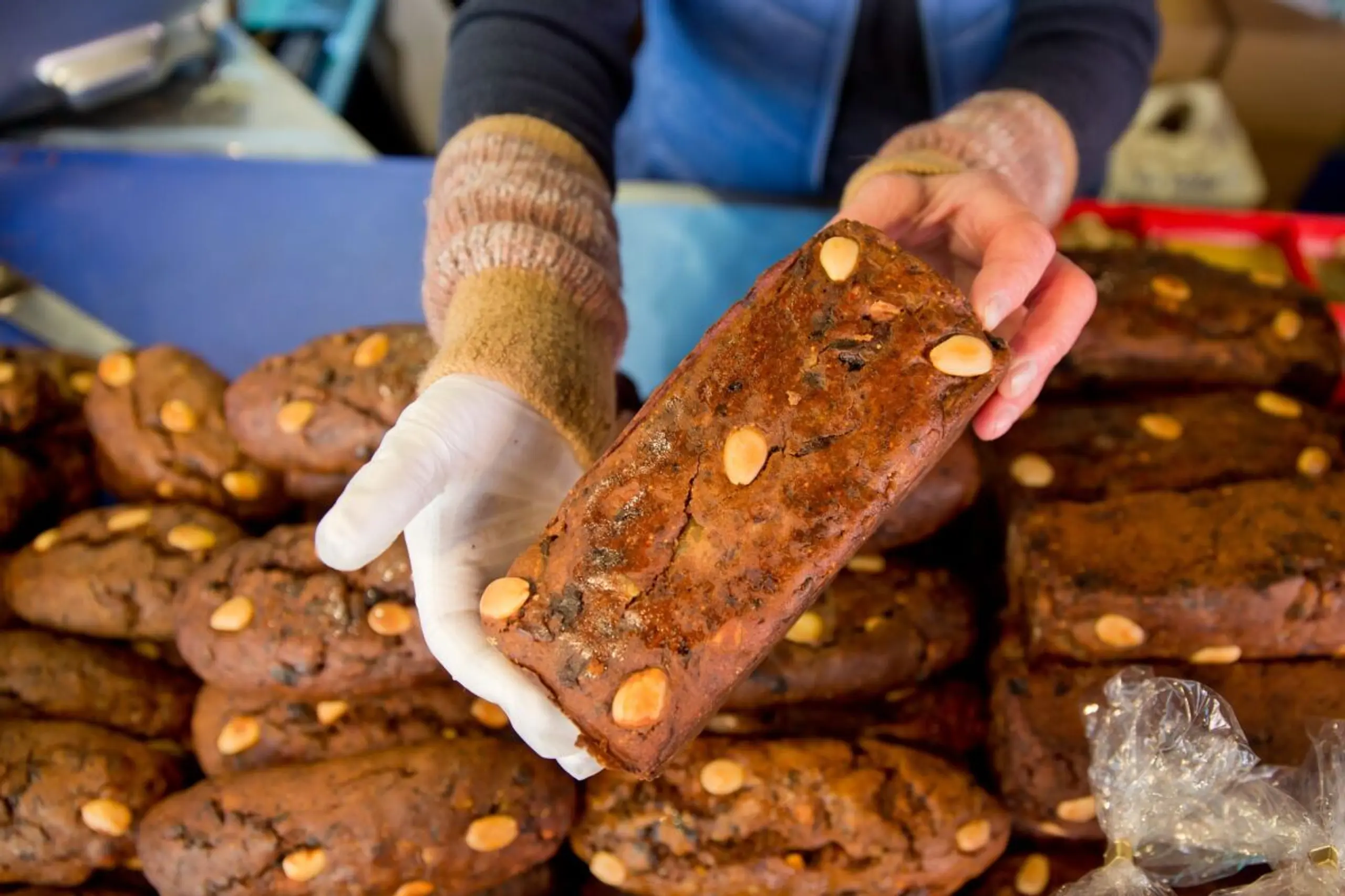 Früchtebrot kann man oft auf Weihnachtsmärkten kaufen - oder einfach selbst backen