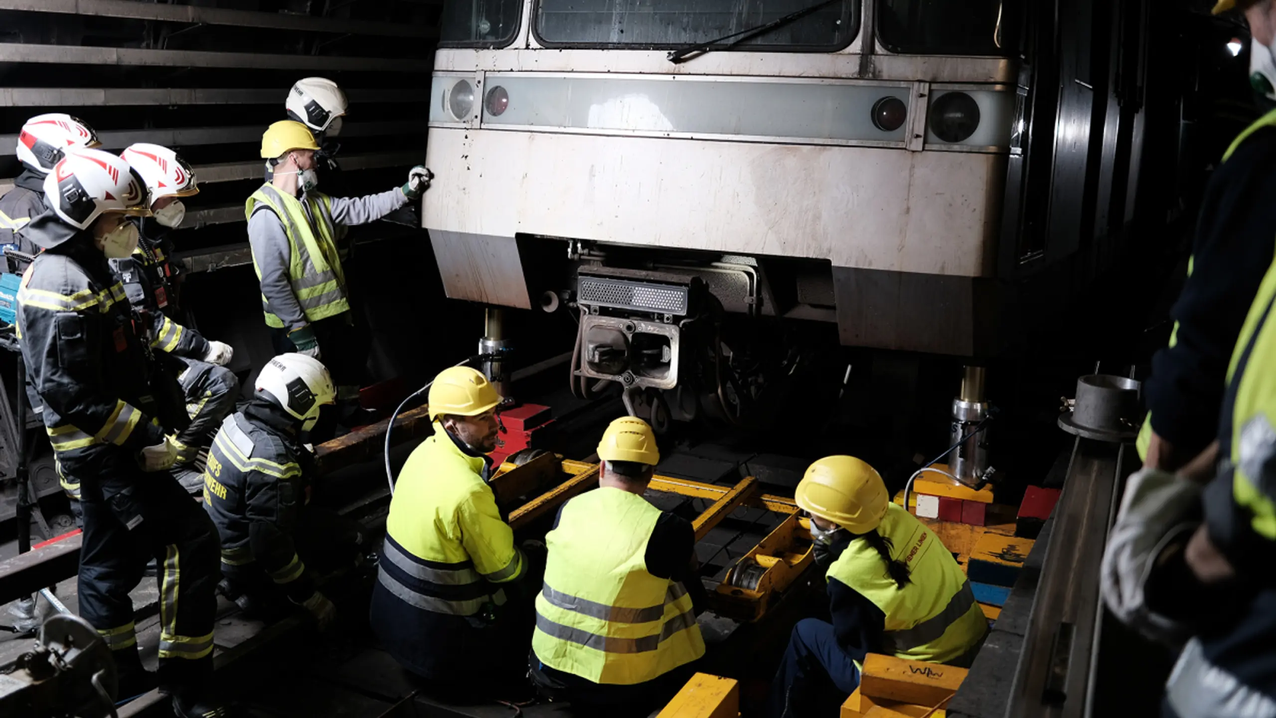 Die Aufräumarbeiten auf der Strecke nach dem Brand