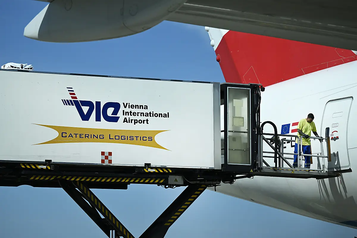 "VIE"-Logo auf Catering-Container in Wien-Schwechat