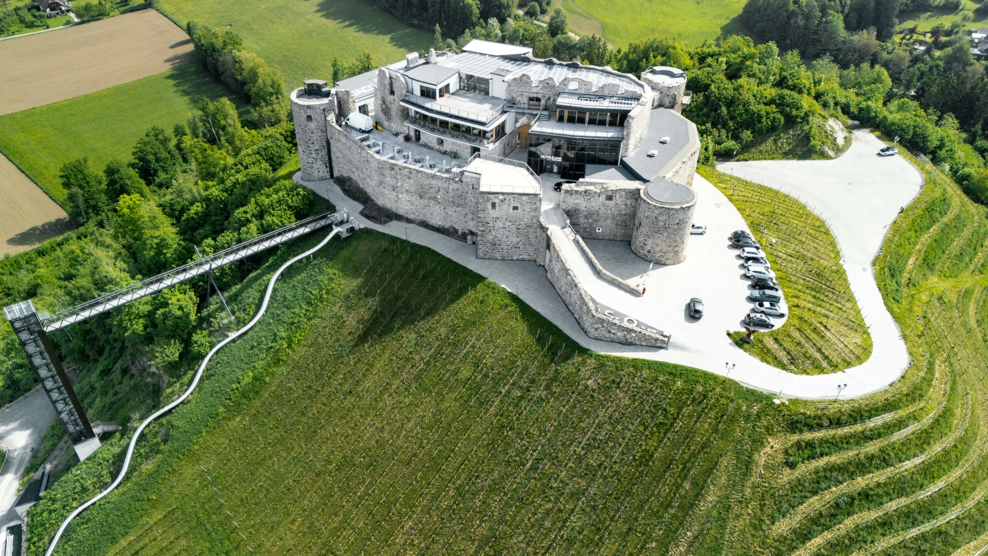 Burg & Weingut Taggenbrunn: Ganzjähriger Genuss und Events in historischem Ambiente