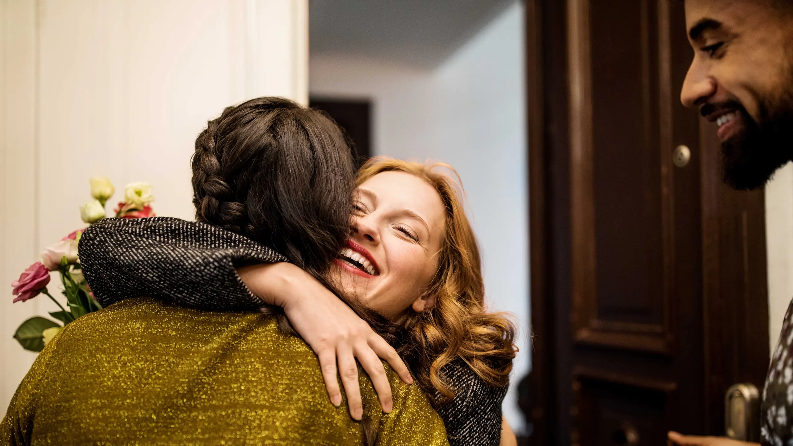 Zwei Frauen, die sich umarmen