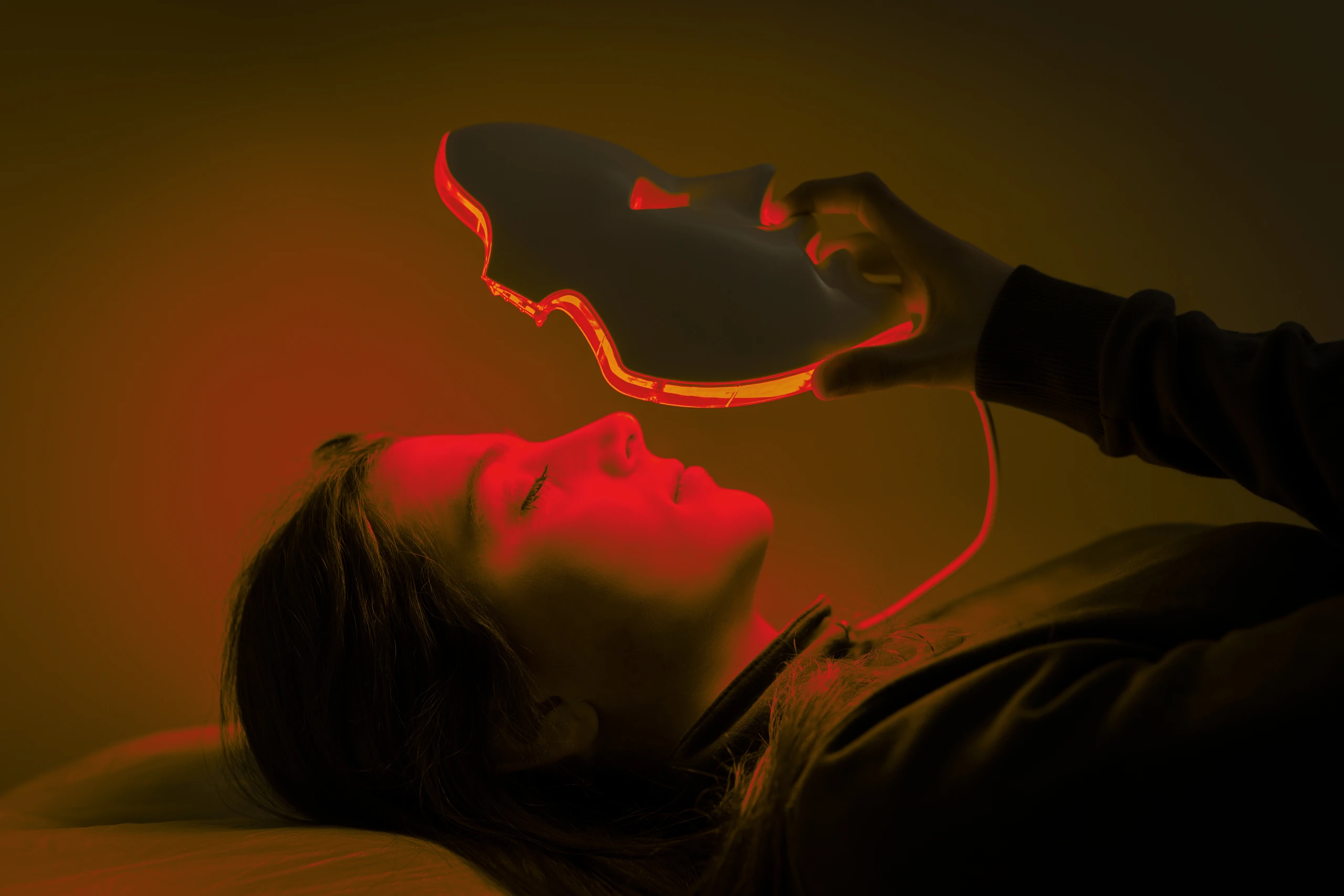 Frau mit LED-Maske