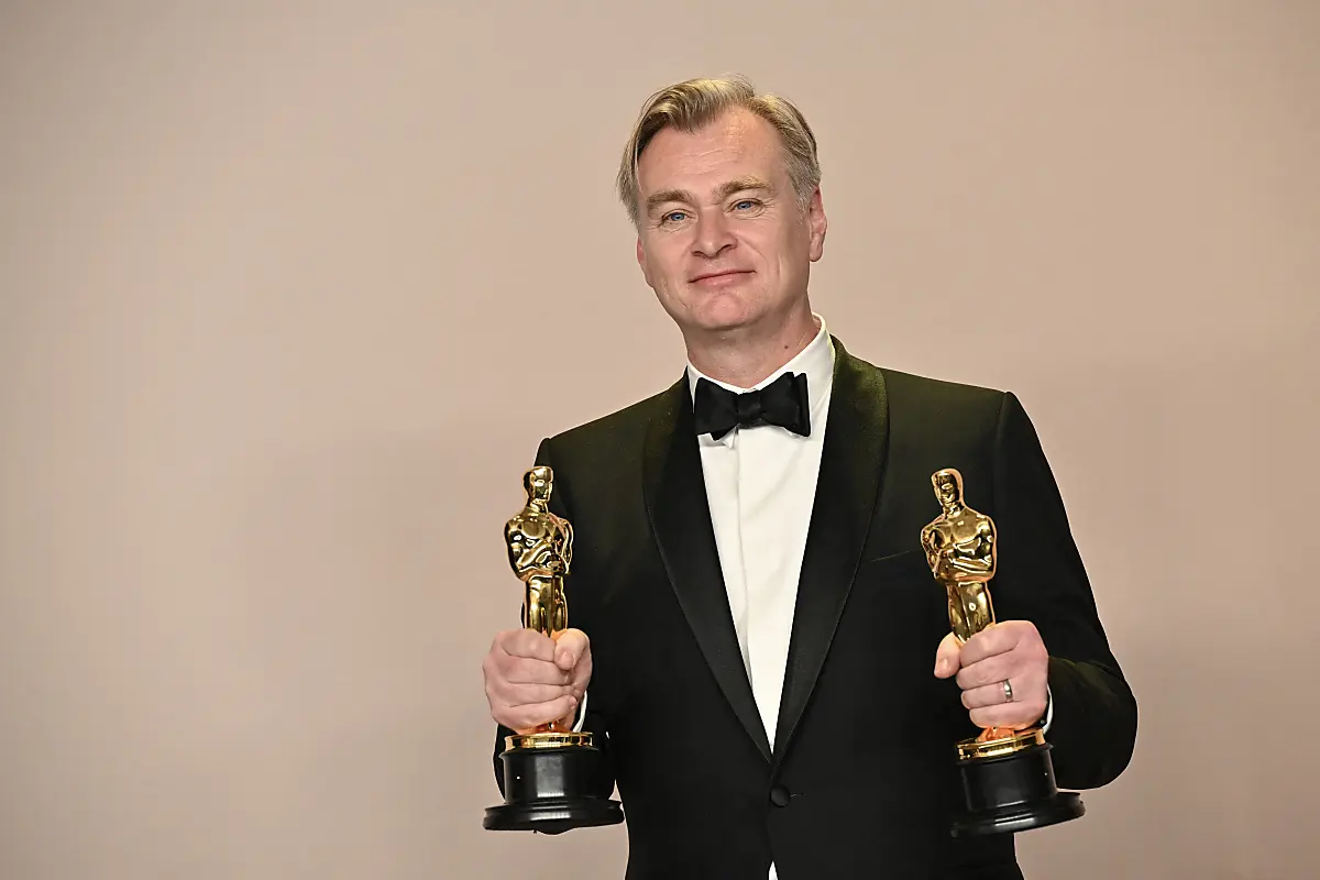 Christopher Nolan im März 2024 mit seinen Oscars für "Oppenheimer"
