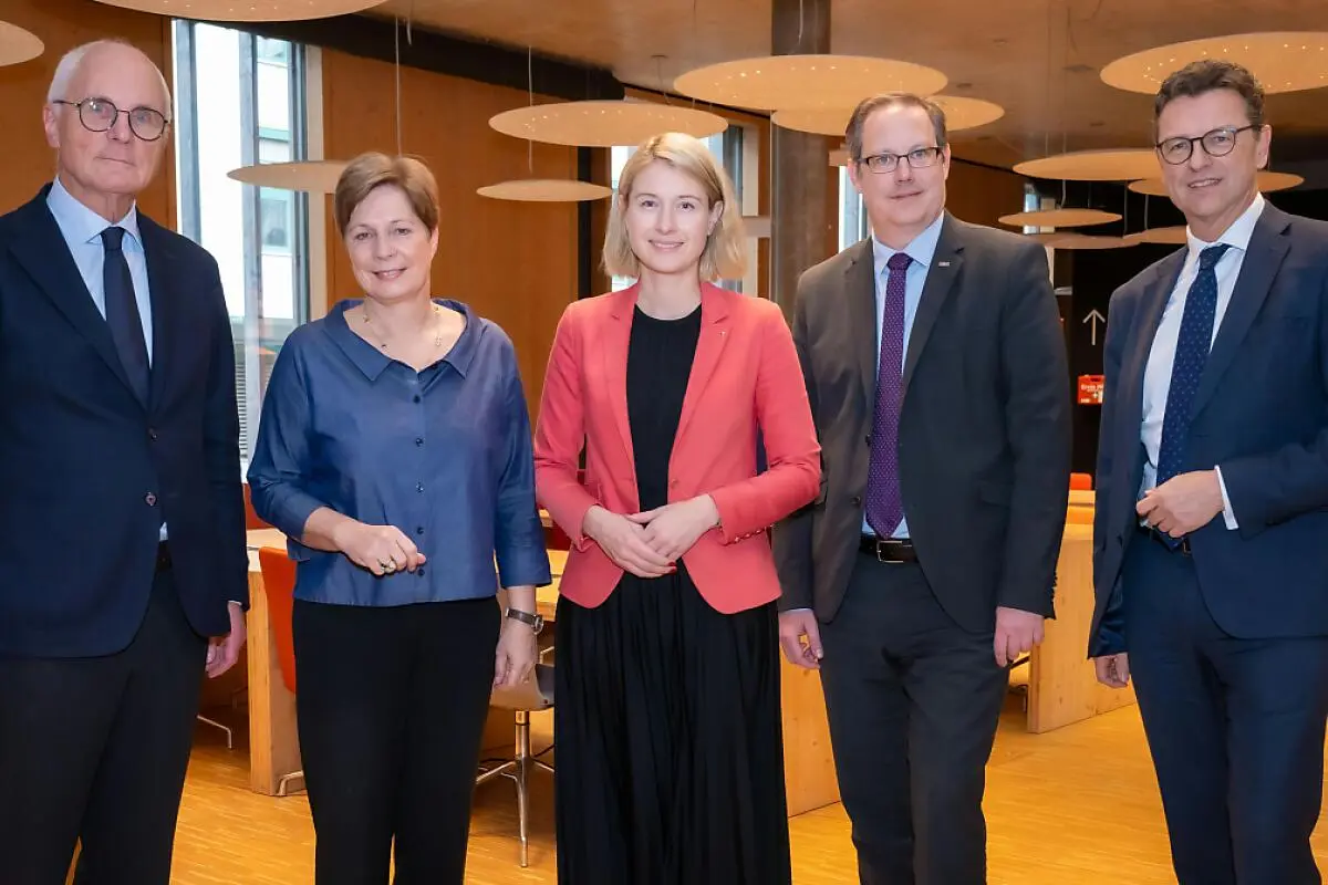 v.li.: Guido Adler, Elgin Drda, LH-Stv.in Christine Haberlander, JKU-Rektor Stefan Koch, Kepler Universitätsklinikum-Geschäftsführer Franz Harnoncourt