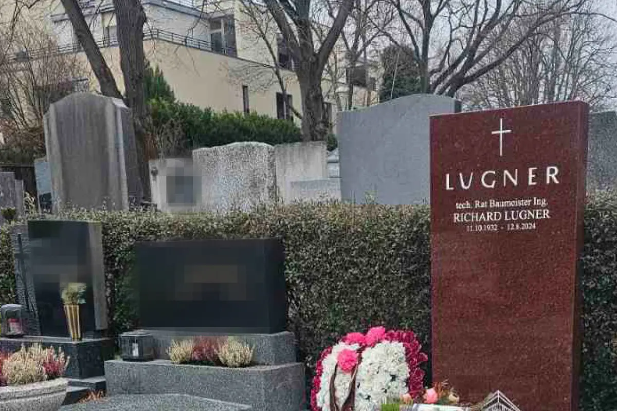 Richard Lugners Grabstein aus Granit in "Lugner Rot"