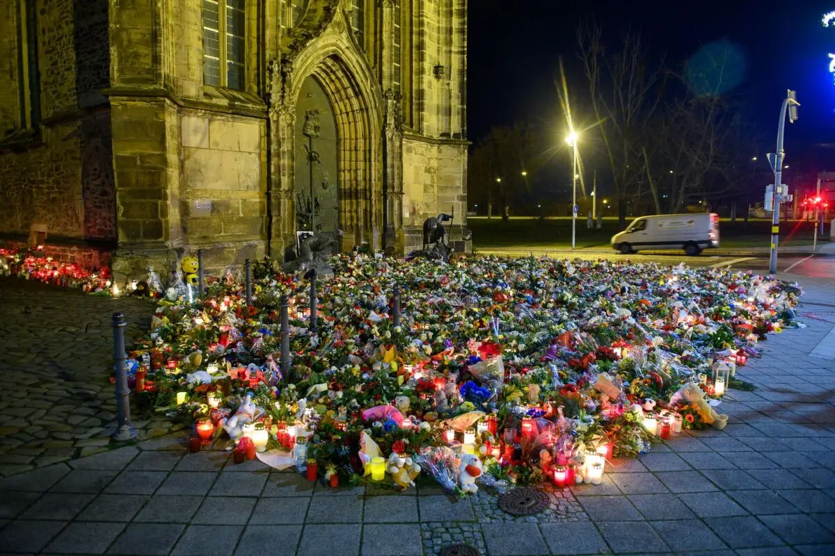 Blumen, Kerzen, Kränze und Stofftiere vor Johanniskirche in Magdeburg
