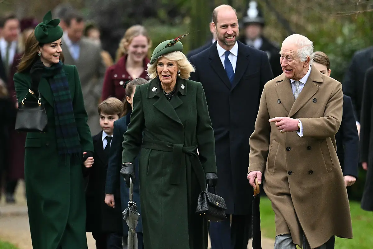 Gutgelaunte Royals vor der Kirche