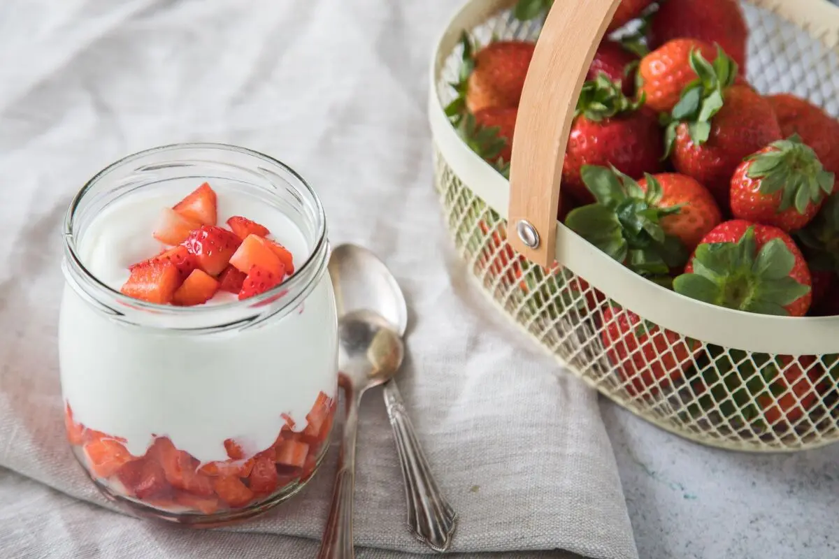 Joghurt mit Erdbeeren besser mit Naturjoghurt selbst anrühren