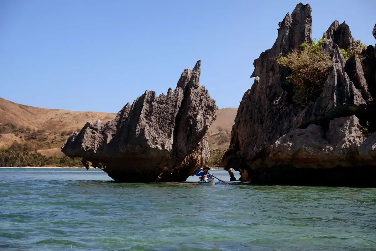 Scharfkantige Karstfelsen ragen aus dem Meer
