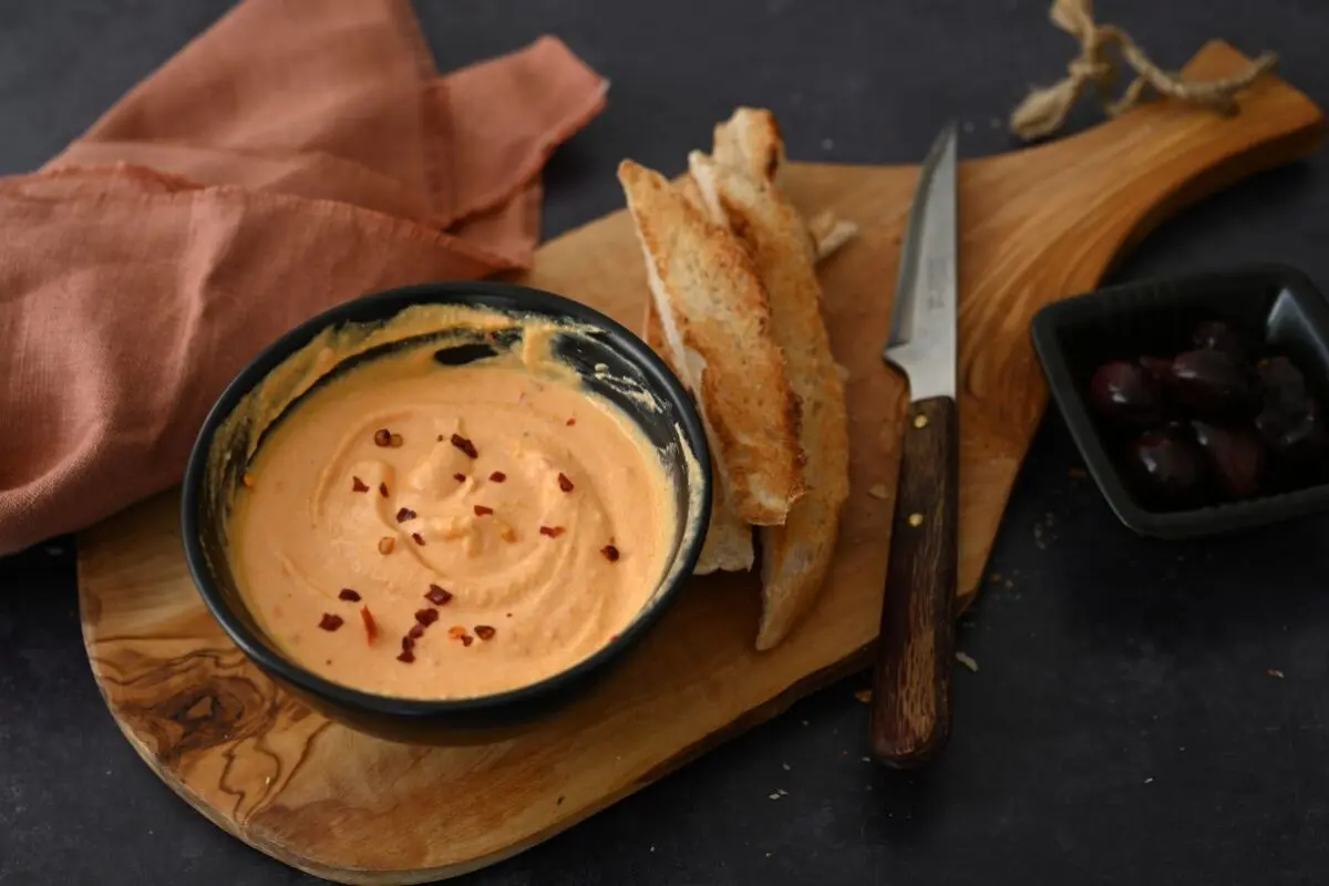 Paprika-Feta-Creme lässt sich auch direkt auf das Brot streichen