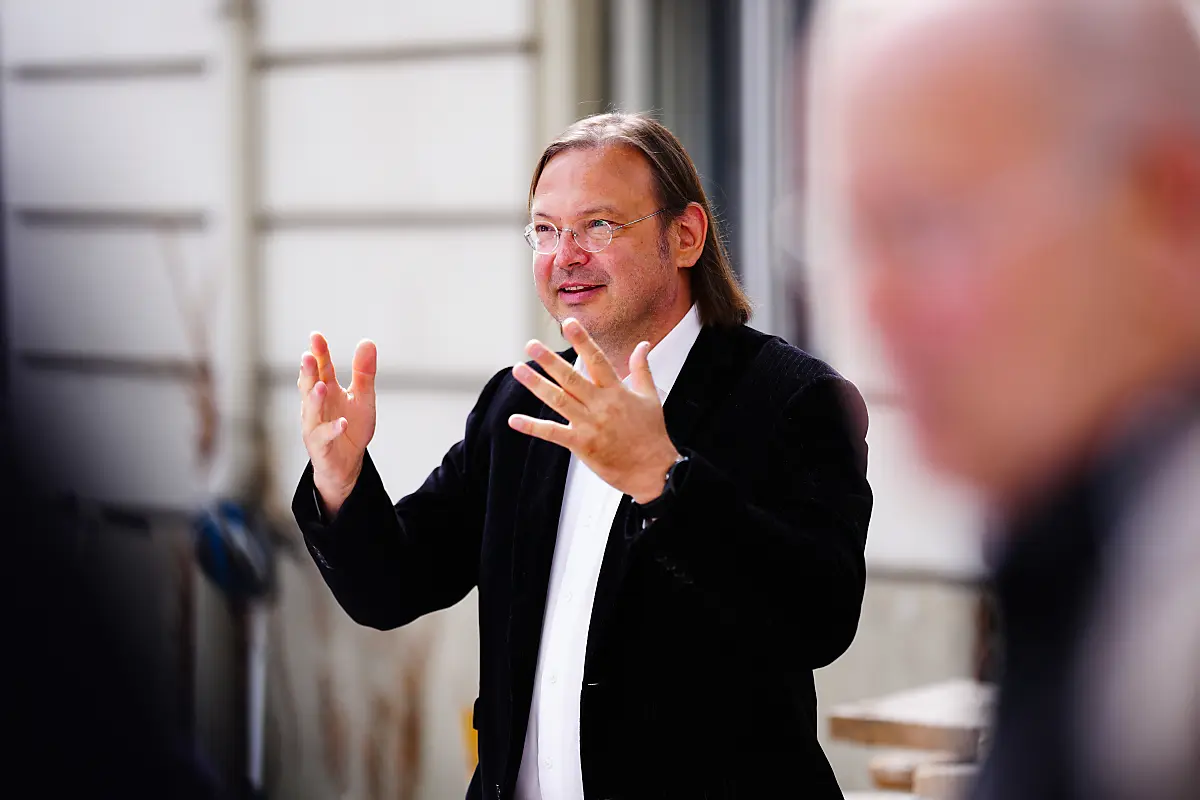 CSH-Präsident Stefan Thurner begrüßt ein neues Mitglied