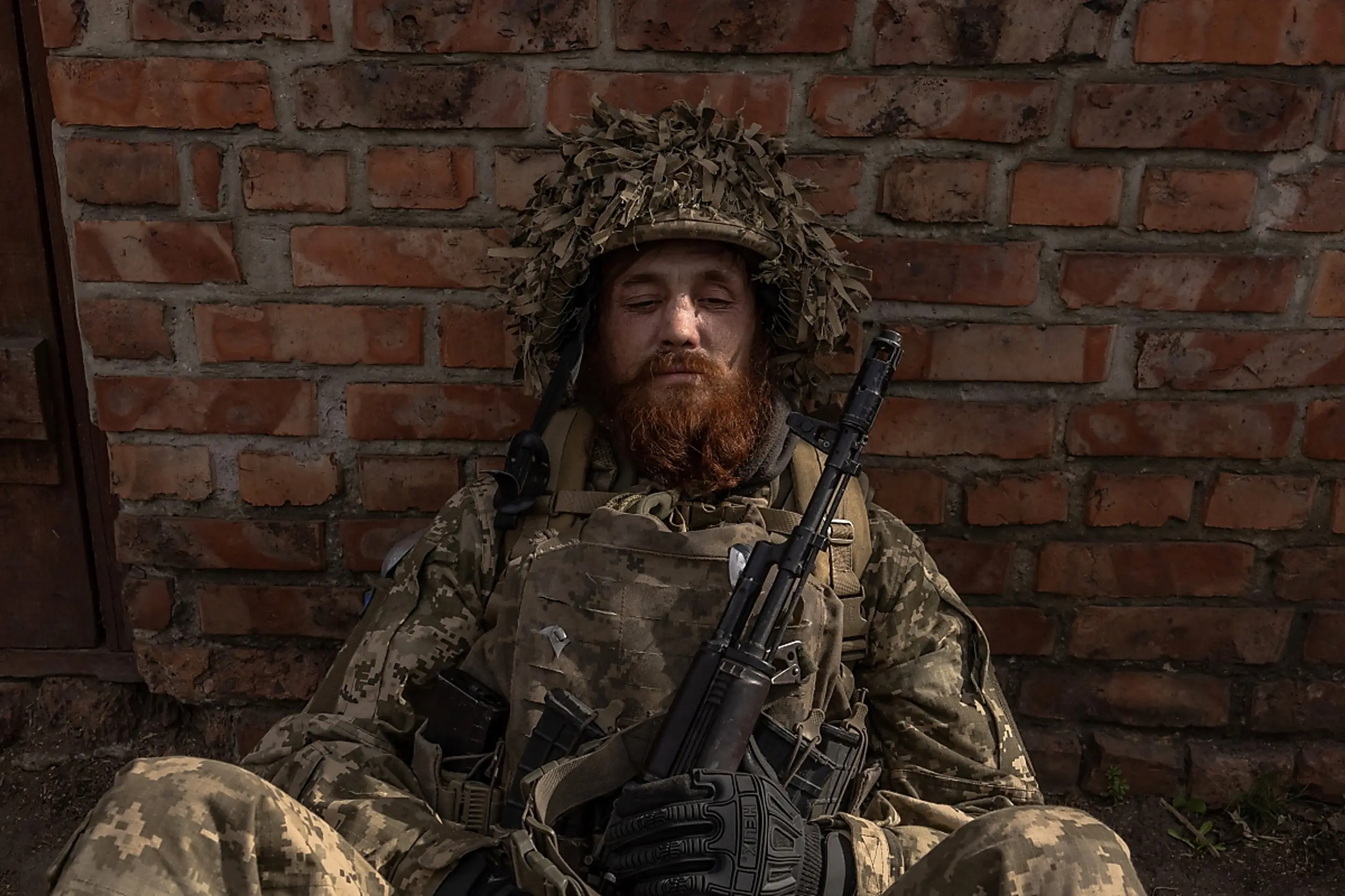 Ukrainischer Soldat legt Pause ein (Archivbild)