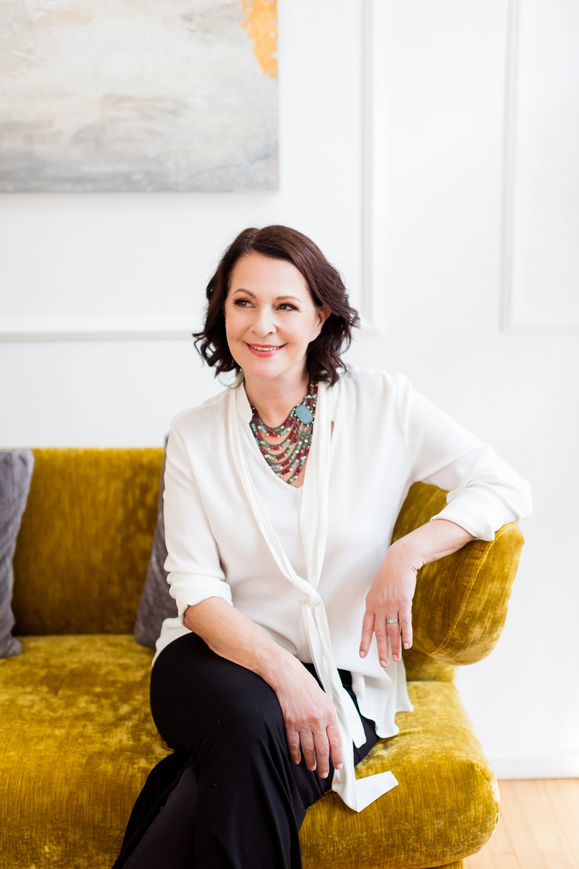 Psychologin Stefanie Stahl sitzend auf der Couch