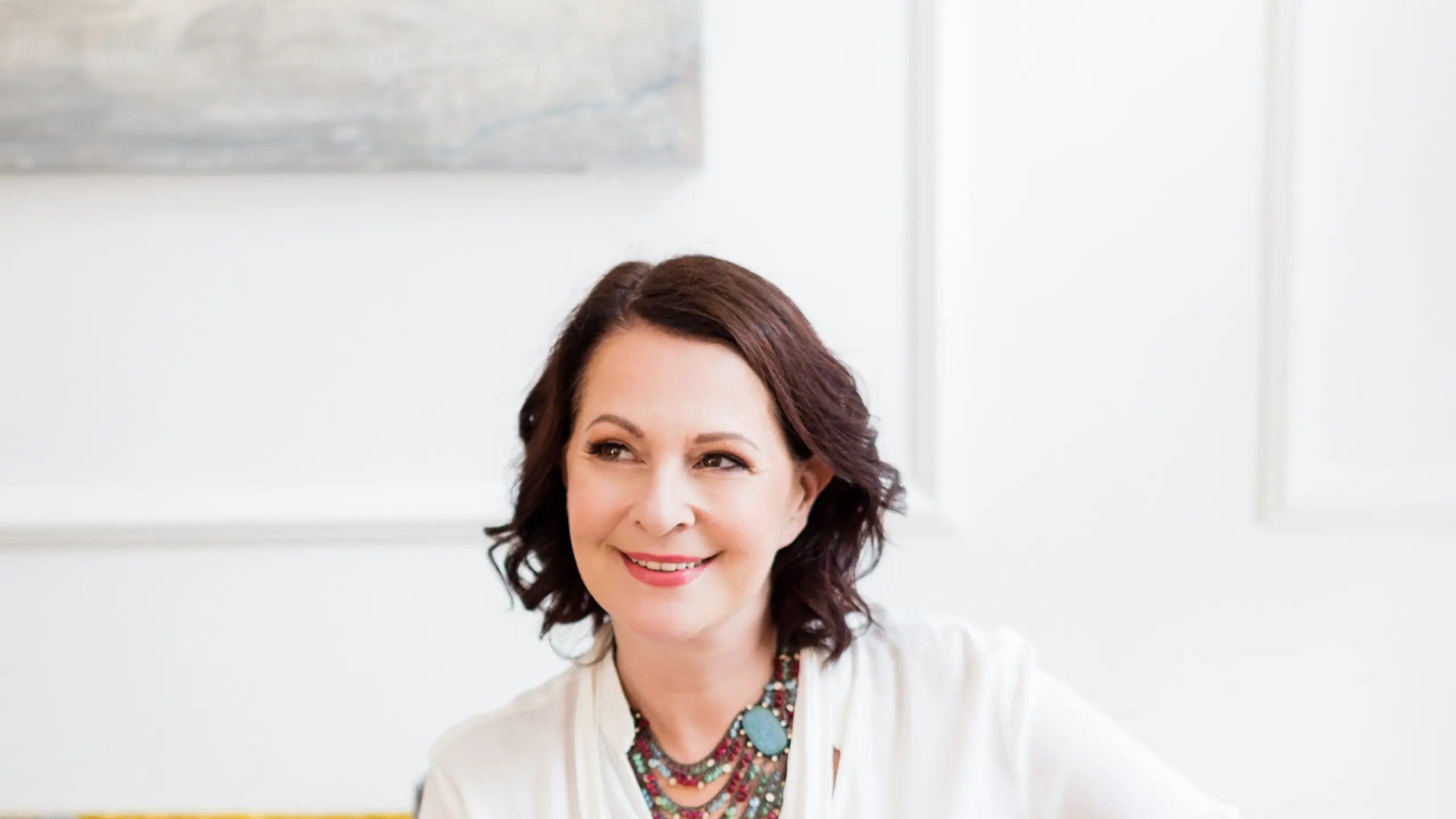 Psychologin Stefanie Stahl sitzend auf der Couch