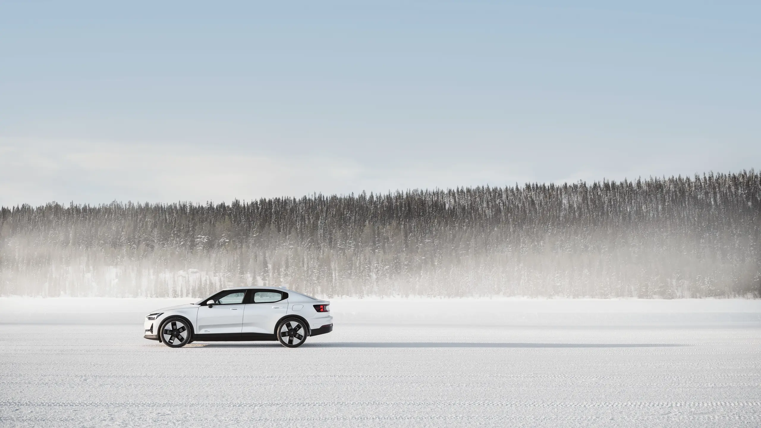 Polestar fährt im Schnee