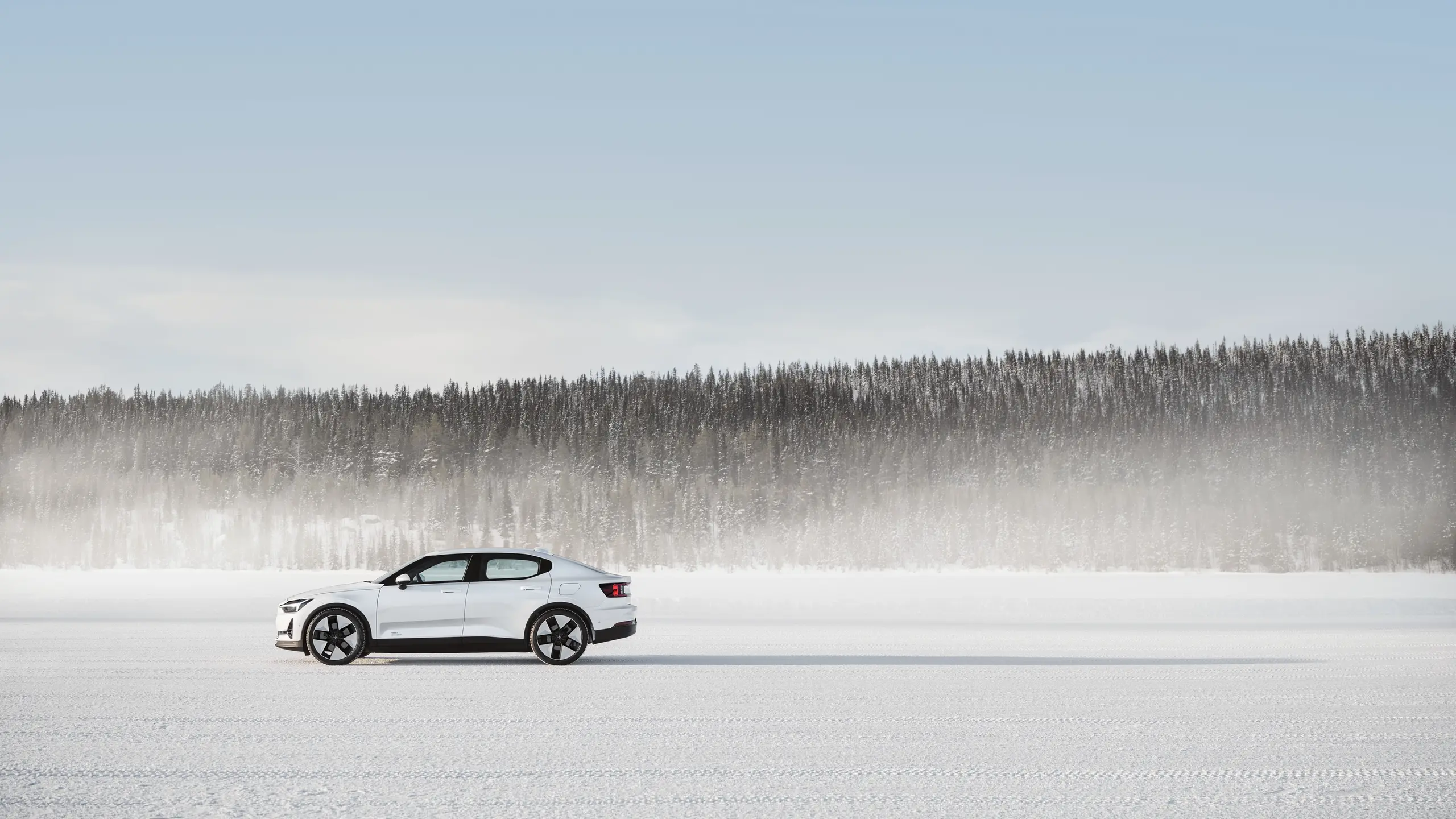 Polestar fährt im Schnee