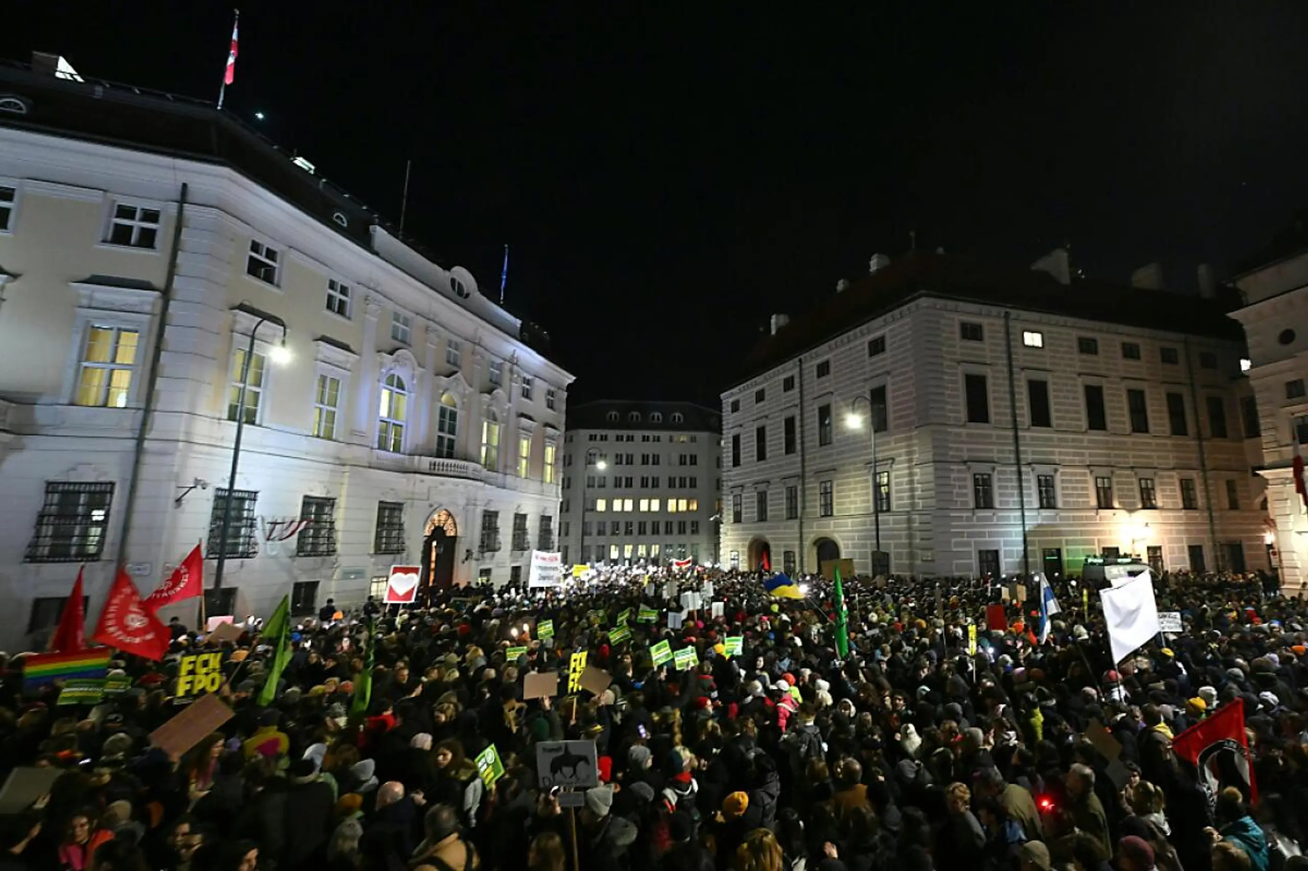 Am Ballhausplatz wurde gegen eine Regierung mit der FPÖ demonstriert