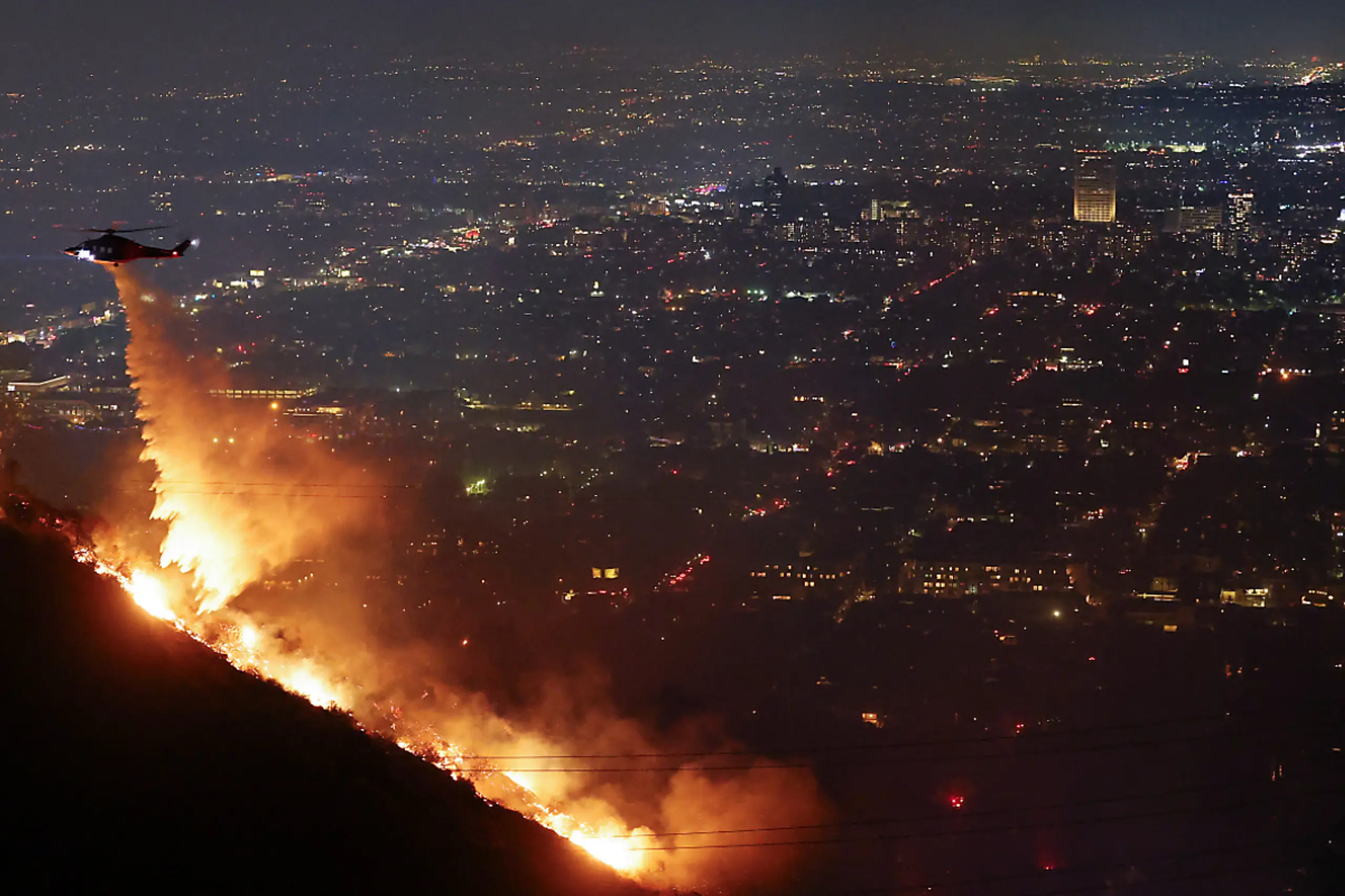 Helikopter bekämpft Flammen in den Hollywood Hills