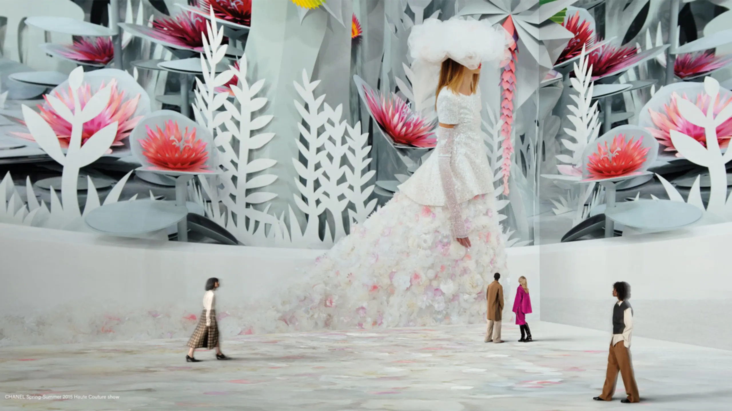 Menschen besuchen die Ausstellung „Vogue: Inventing the Runway“ in London