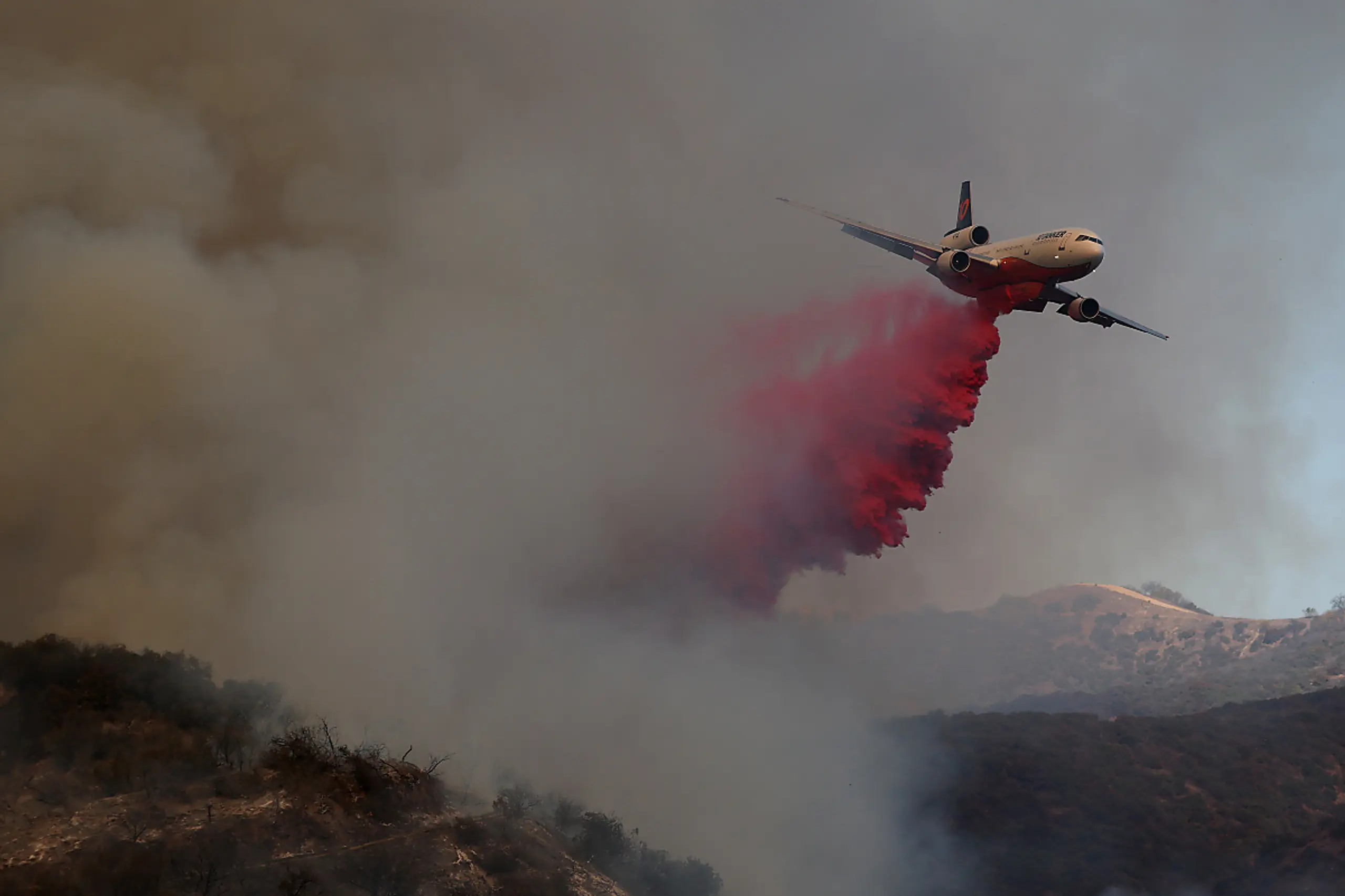 Löschflugzeug im Kampf gegen die Flammen