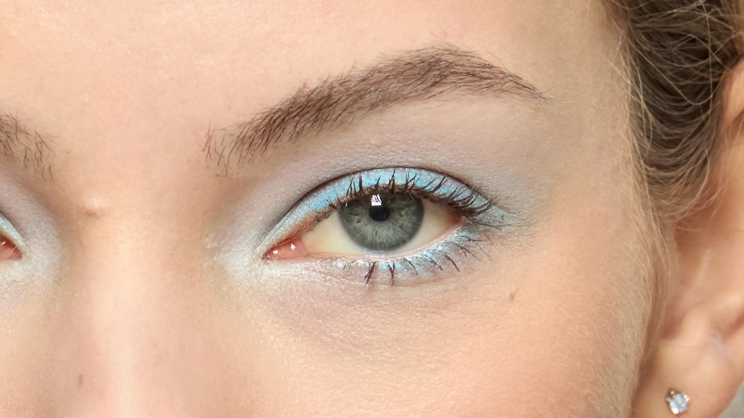Close-Up eines Auges mit blauem Lidschatten