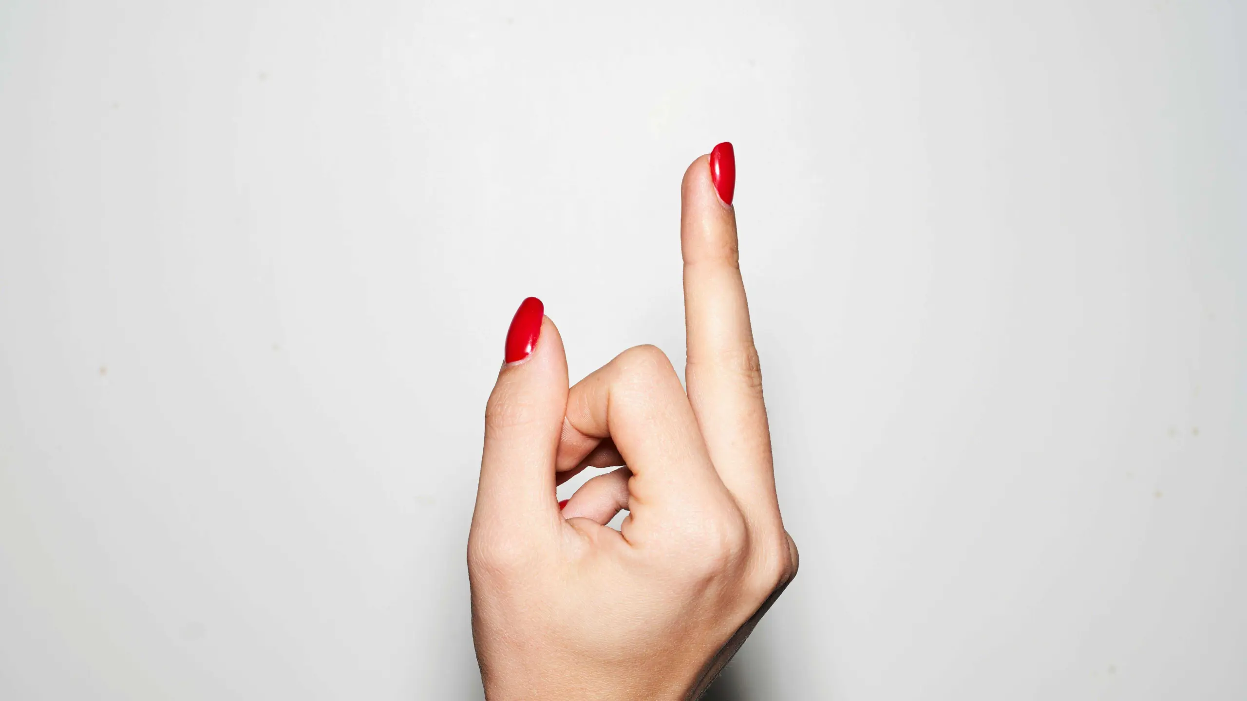 Frauenhand, die Mittelfinger zeigt