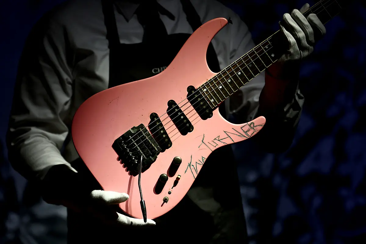 Tina Turner signierte diese E-Gitarre