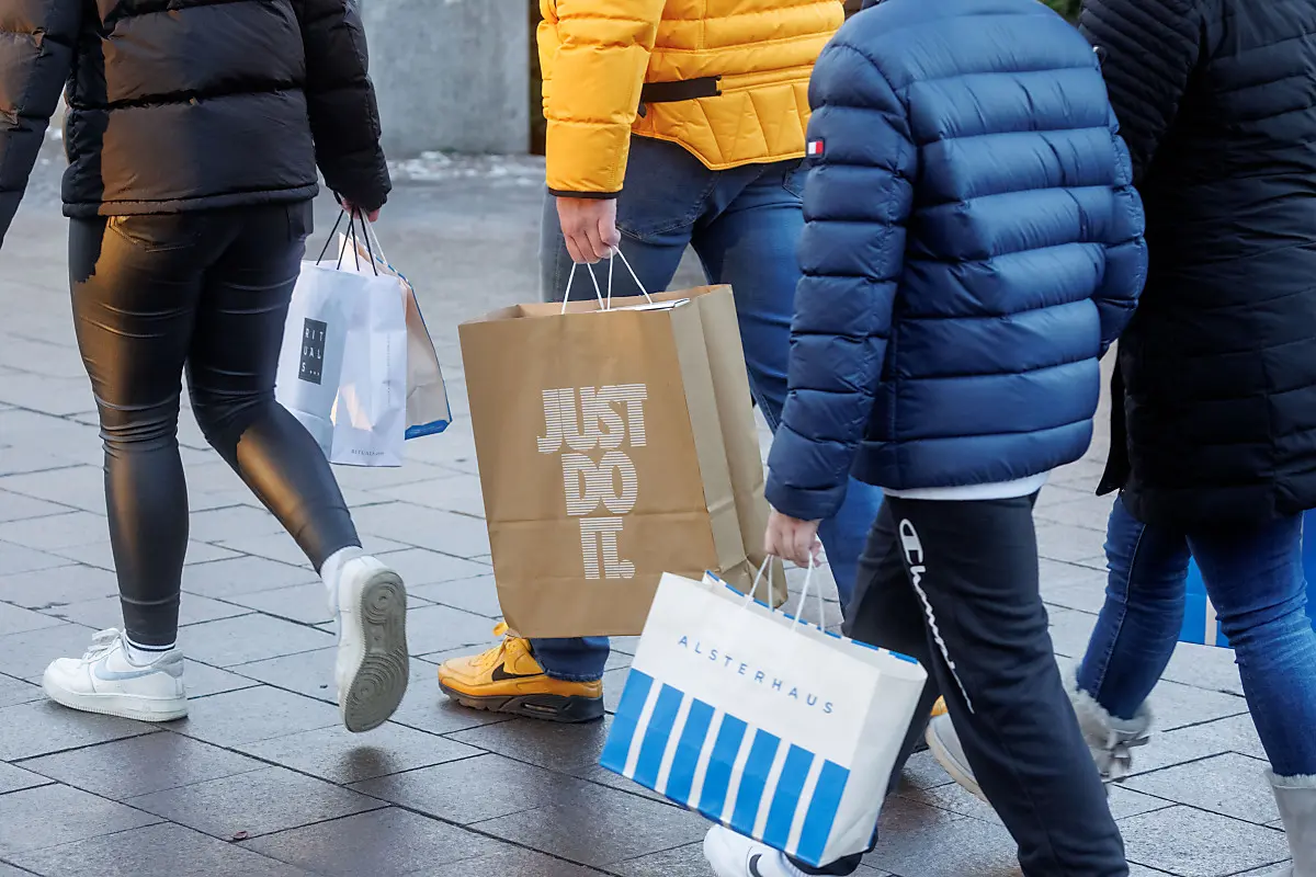 Einkaufende in der Stadt (Symbolfoto)